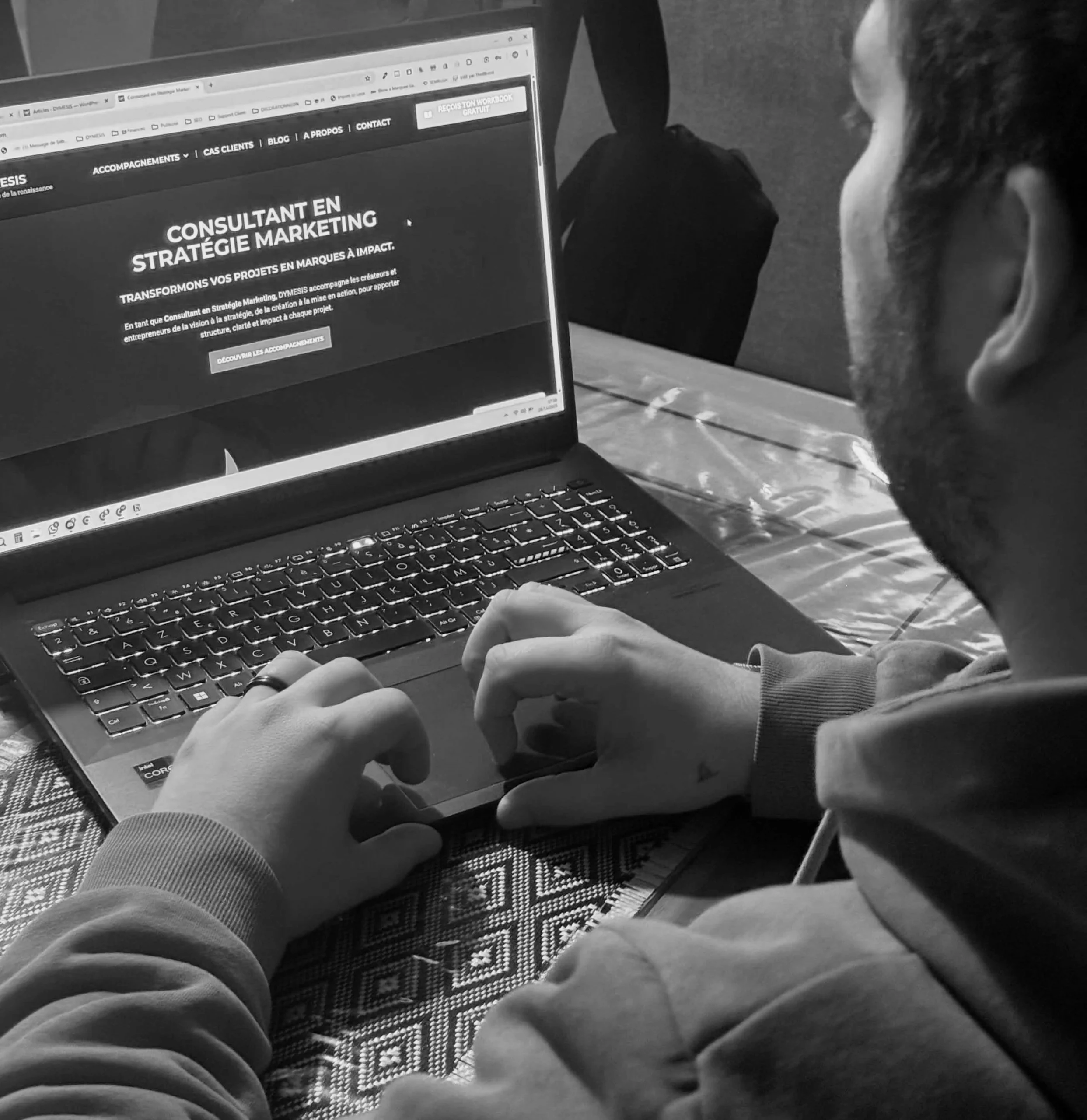 Dimitri, fondateur de DYMESIS, en pleine session de travail sur la stratégie marketing digitale d'un projet client. - Consultant en stratégie marketing - Alternative Agence Communication Perpignan