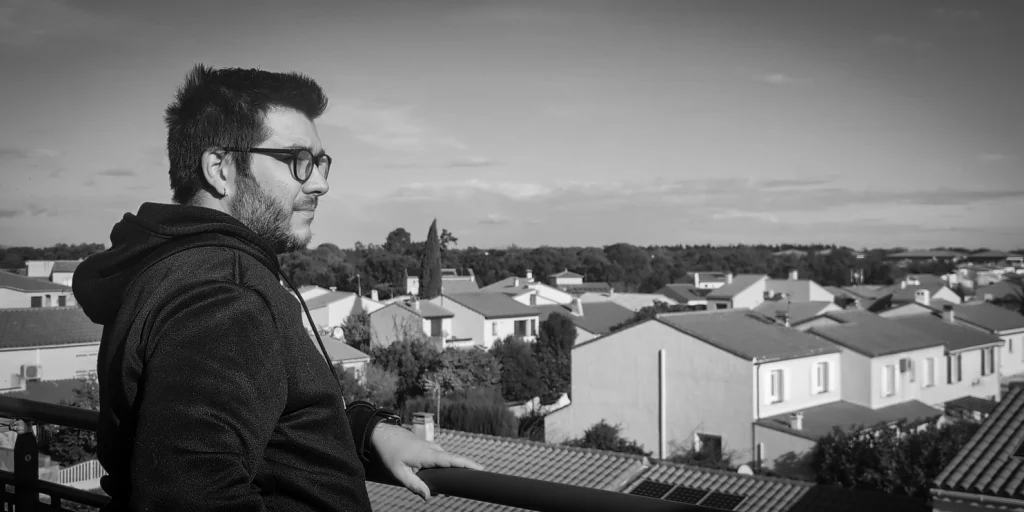 Dimitri, fondateur de DYMESIS, regardant vers l'avenir. Illustration de la vision stratégique pour sortir du bricolage marketing.
