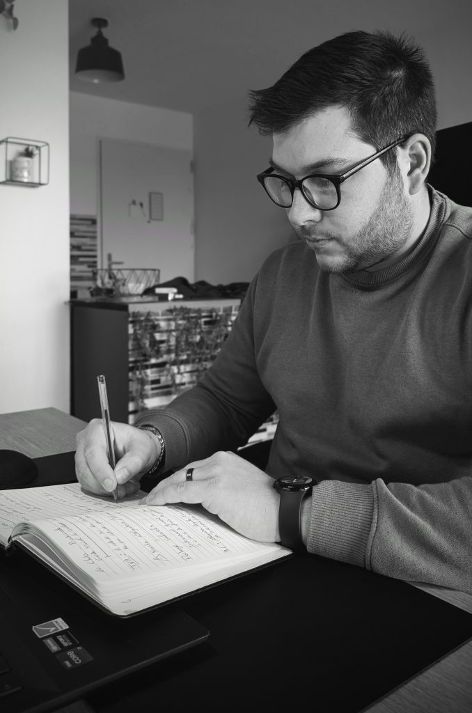 Dimitri Hyra, expert marketing et community manager à Perpignan, travaillant sur un audit stratégique pour une PME. Agence de communication à Perpignan, Argelès & 66