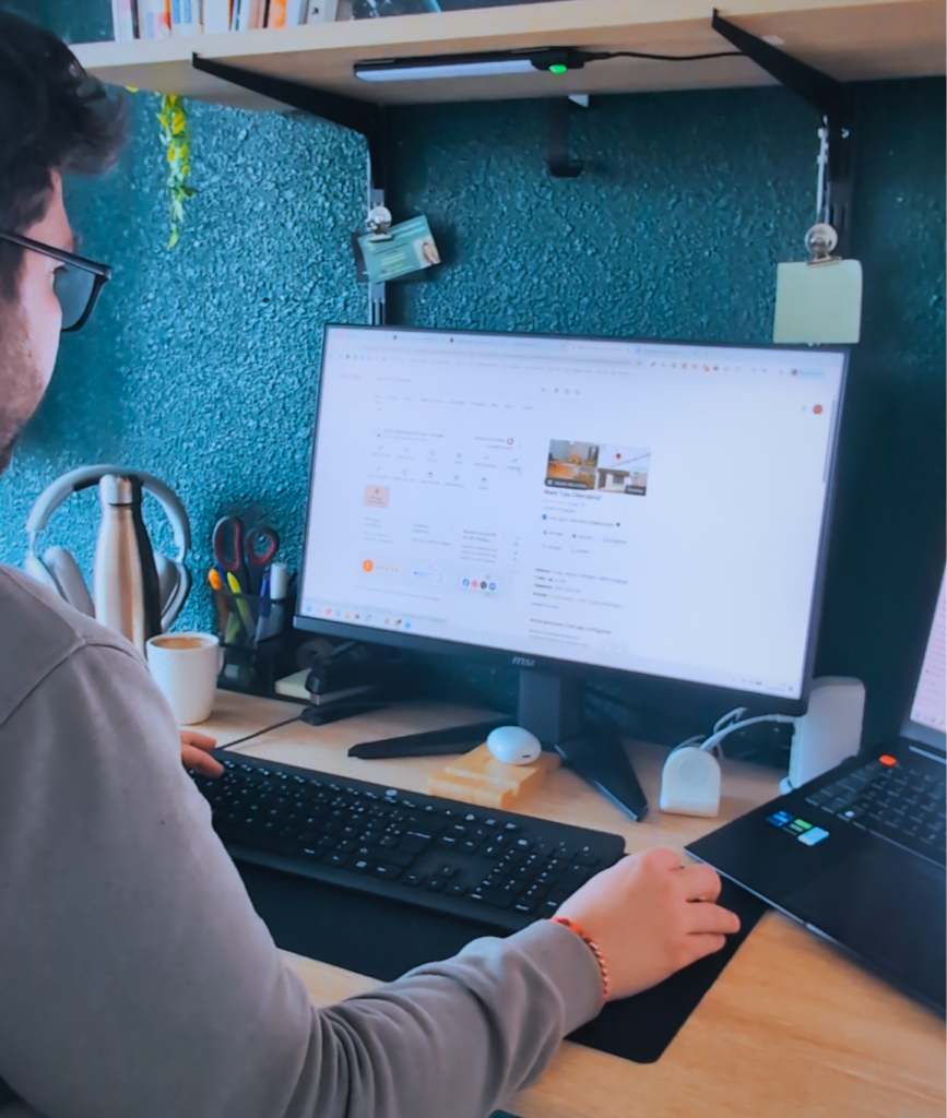 Dimitri Hyra, consultant marketing à Argelès-sur-Mer, en train d'optimiser une fiche Google Business Profile pour une PME locale.