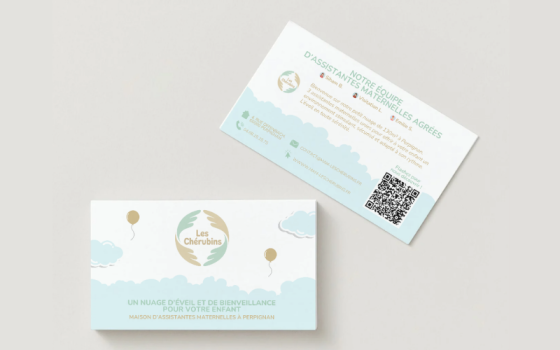 Mockup des cartes de visite de la MAM Les Chérubins à Perpignan, présentant le design doux "cocon", l'équipe des 3 assistantes maternelles et le QR code renvoyant vers le site internet.
